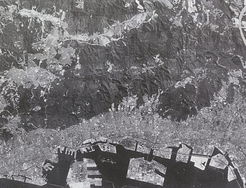空から見た六甲山系　(資料：六甲砂防事務所）